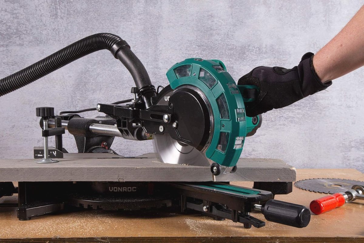 Wat vinden we goed aan de Afkort- en verstekzaag 2000W Ø216 mm 340 mm snijbreedte