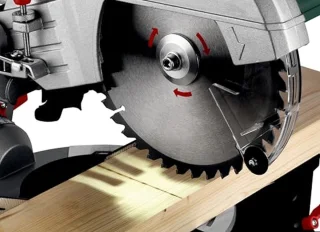 Afkortzaag met tafelverbreders - verstekzaagmachine - precisie houtbewerking - geïntegreerde LED-lijn - 216 mm blad - meerkleurig