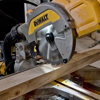 DeWALT DWS777SET Afkort- en Verstekzaag 216mm 1800W met DE7033 Onderstel
