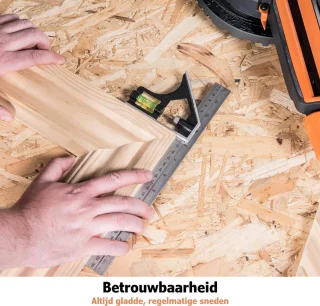QUOVO® Afkortzaag Met Trekfunctie – 185 mm Afkortzaag En Verstekzaag Met Lasergeleiding - Met Onderstel - Elektrische Zaag incl. Universeel Mes - 45° afstand, 50° verstek - Zwart/Oranje - 32cm x 44cm x 45cm