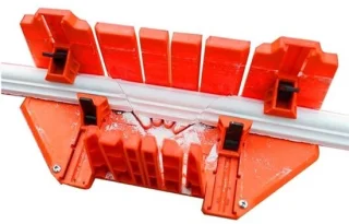 Verstekzaagbox met klemsnijgereedschap