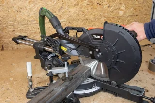YATO Afkort- en Verstekzaag 1800W 255mm