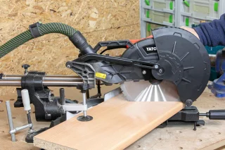 YATO Afkort- en Verstekzaag 1800W 255mm