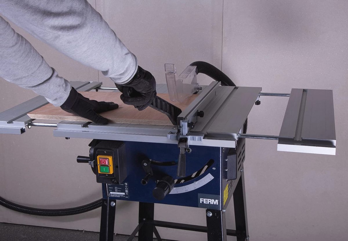 Wat vinden we goed aan de Zaagtafel 1800W 250mm met onderstel