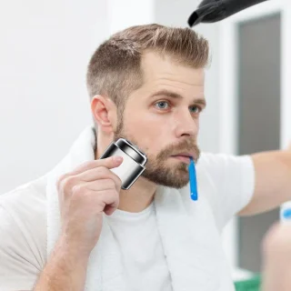 Mini Elektrisch Scheerapparaat - Zakformaat Baardtrimmer - Dagelijkse Baardverzorging - Lichtgewicht en Compact - 4.5 cm - Zilver