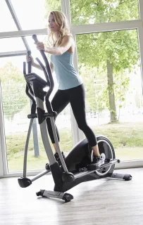 Crosstrainer met grote pedalen en elektronisch weerstandsysteem