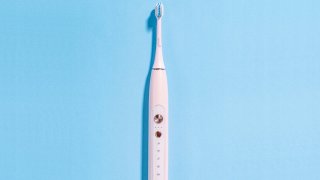 Wat vinden we goed aan de OMEO +365 UV Sanitizer Pink - Elektrische Tandenborstel Sonisch - 41 000 trillingen - UV desinfectie etui - 60 dagen batterij