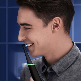 Oral-B iO 6 Zwarte elektrische tandenborstel volwassenen