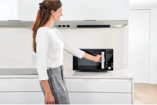 BLACK+DECKER - Vrijstaand Magnetron met Grillfunctie 23L – Digitaal Display – 9 Automatische Programma’s – Ontdooifunctie – Timer – 900W – Zwart