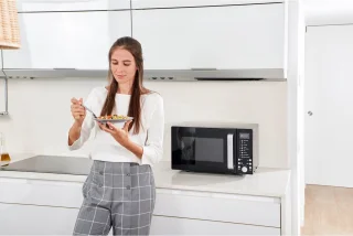 BLACK+DECKER - Vrijstaand Magnetron met Grillfunctie 23L – Digitaal Display – 9 Automatische Programma’s – Ontdooifunctie – Timer – 900W – Zwart