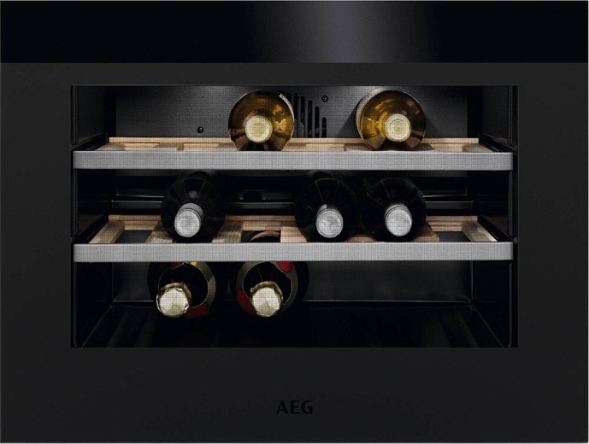 De AEG KWK884520T inbouw wijnkoelkast 18 flessen zwart nis 45 cm in één oogopslag