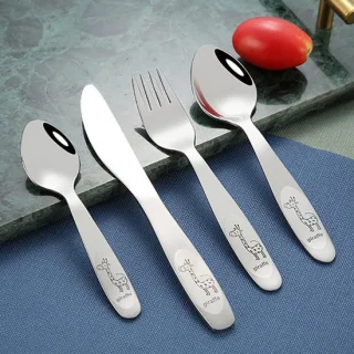 BESTEK GIRAF COUVERT 4 DELIG EDELSTAAL (16cm)