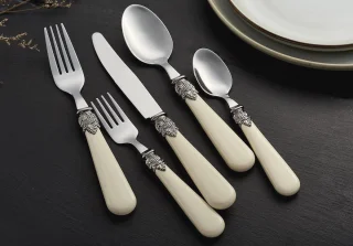 24-delige Vintage Bestekset - Elegante Roestvrij Stalen Set met Antiek Crème Handgrepen voor een Klassieke Tafelsetting