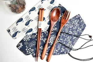 Creatieve Houten Bestekset 4-delig - Artistieke Eetstokjes met Lepel en Vork in Natuurdesign voor Sushi en Reizen
