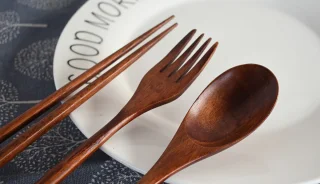 Creatieve Houten Bestekset 4-delig - Artistieke Eetstokjes met Lepel en Vork in Natuurdesign voor Sushi en Reizen
