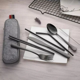 1 set - Bestek - Bestekset - Roestvrij staal - Draagbare reisset voor op de camping - Inclusief mes, vork, lepel, eetstokjes, rietje en reinigingsetui - Uitrusting voor buiten dineren - Zwart