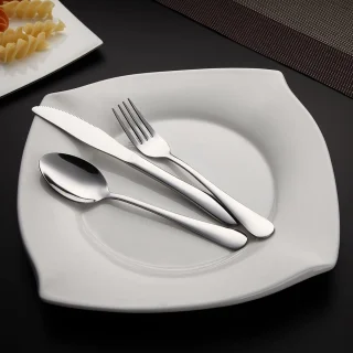 1 set - Bestek - Bestekset - Roestvrij staal - Draagbare reisset voor op de camping - Inclusief mes, vork, lepel, eetstokjes, rietje en reinigingsetui - Uitrusting voor buiten dineren - Natuurlijke afwerking
