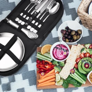 [23-delig voor 4 personen] Camping bestekset. Roestvrij stalen vorken, messen en lepels. Inclusief draagbare bestektas - draagbaar servies ideaal voor outdoor, grillen en wandelen.