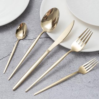 Wat vinden we goed aan de PolkaHome ® Elegante 30-Delige Bestekset voor 6 Personen in Champagnegoud met Roestvrij Staal