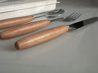 Wat vinden we goed aan de Afecto Bestekset To Go van RVS met houten handvat – 3-delig (lepel, vork, mes) – inclusief handige meeneemverpakking. Ideaal voor werk, vakantie en onderweg.