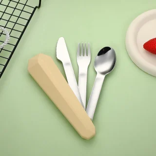 3-in-1 reisbestek met etui - Herbruikbaar kampeerbestek - Draagbare vork-, lepel- en messenset - Gemaakt van roestvrij staal - Perfect voor lunch, picknicks, school en werk (Kaasgeel - 16x3,4 cm)