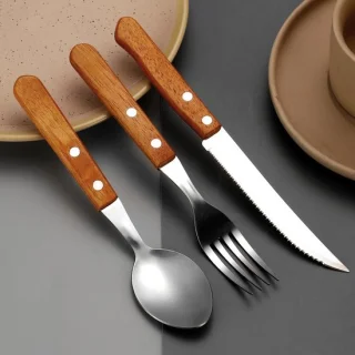 4-delige bestekset met houten handvatten