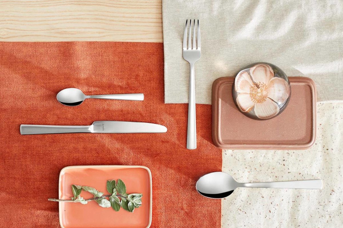 Wat vinden we goed aan de Amefa Moderno 24-delig bestekset zilver in houten kist