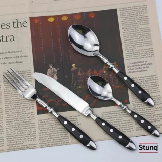 Bestekset 4-delig met zwart hars handvat en roestvrij staal