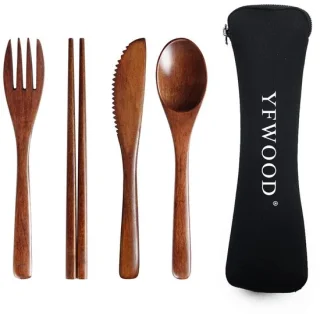 Houten bestekset met lepel, vork, eetstokjes en mes
