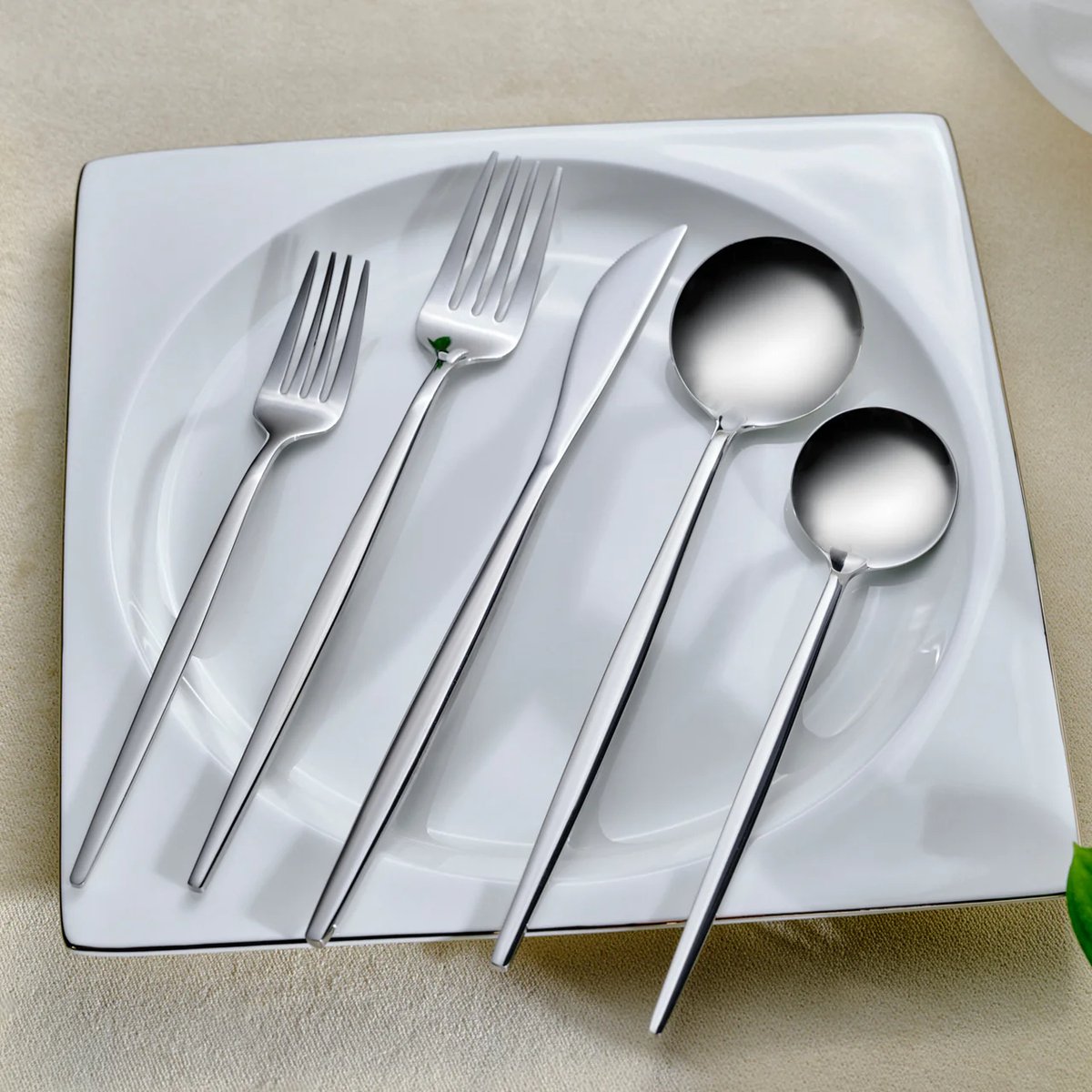 De Karaca Orion Platina Bestekset 84-delig 12-persoons in één oogopslag