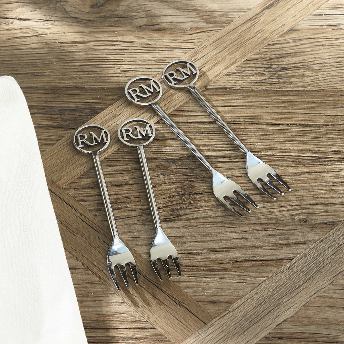 Wat vinden we goed aan de Riviera Maison Monogram Cakevorkjes 4 stuks zilver