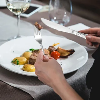 Steakbestekset 24-delig, rond hamerhandvat