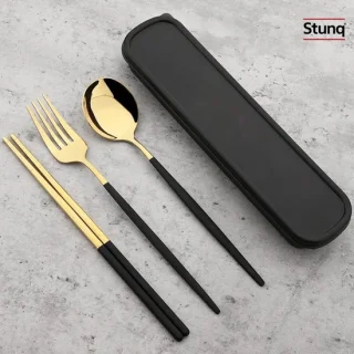 Stunq® draagbare 4-delige bestekset zwart/goud met opbergdoos