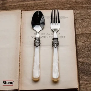 Stunq retro barok bestekset in theekleur, 2-delig met parelmoer handvat