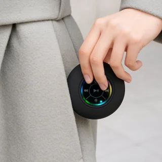 JustValue Douche Speaker - 6 x 6 x 3 CM - Bluetooth Badkamer Speaker - Waterproof - RGB Led Verlichting - Zwart