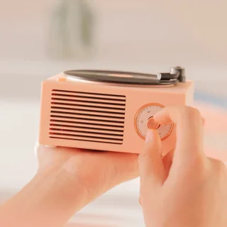 Retro-klassieke Bluetooth-speaker platenspeler-design lichtroze