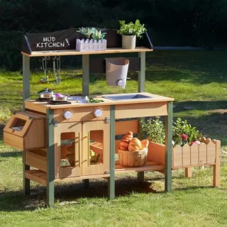 Grote houten buitenkeuken voor kinderen