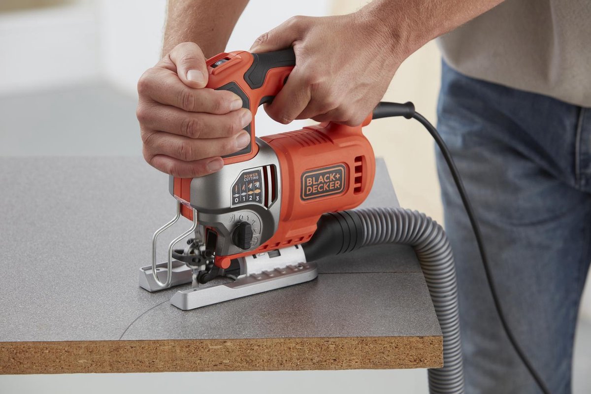 B+D Pendeldecoupeerzaag 650W met koffer
