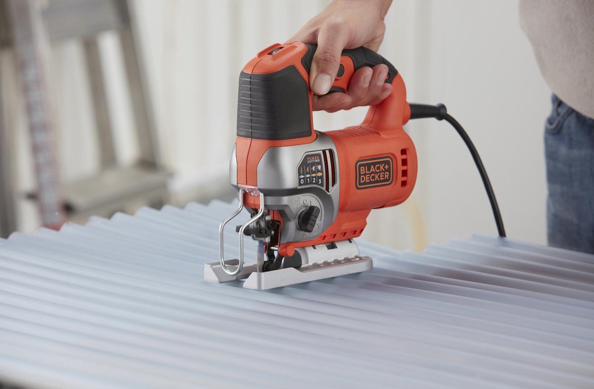 B+D Pendeldecoupeerzaag 650W met koffer