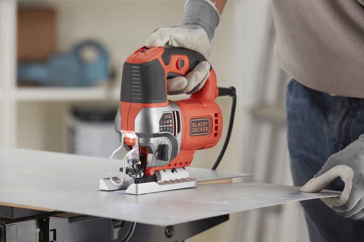 B+D Pendeldecoupeerzaag 650W met koffer