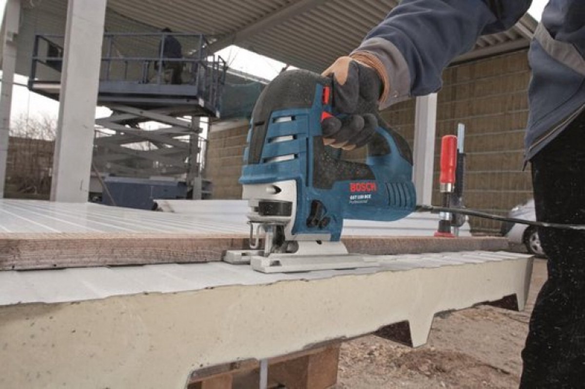 Bosch GST 150 BCE Decoupeerzaagmachine inclusief zaagbladen en accessoires
