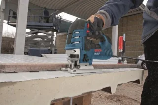 Bosch GST 150 BCE Decoupeerzaagmachine inclusief zaagbladen en accessoires