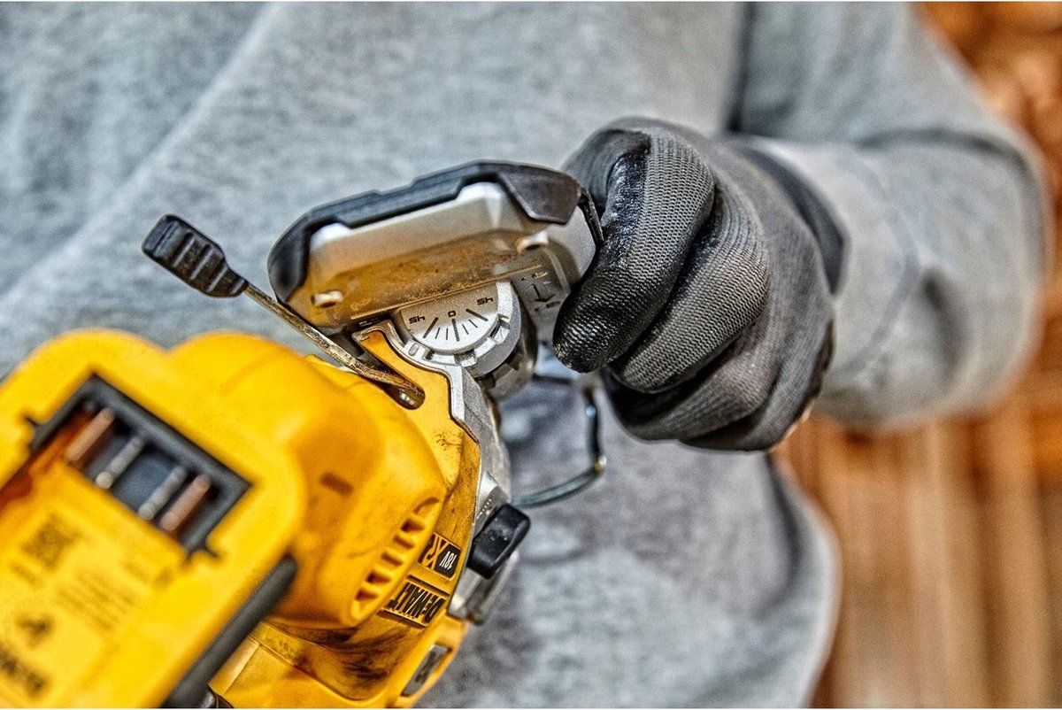 DeWalt DCS334N 18V accu decoupeerzaag body