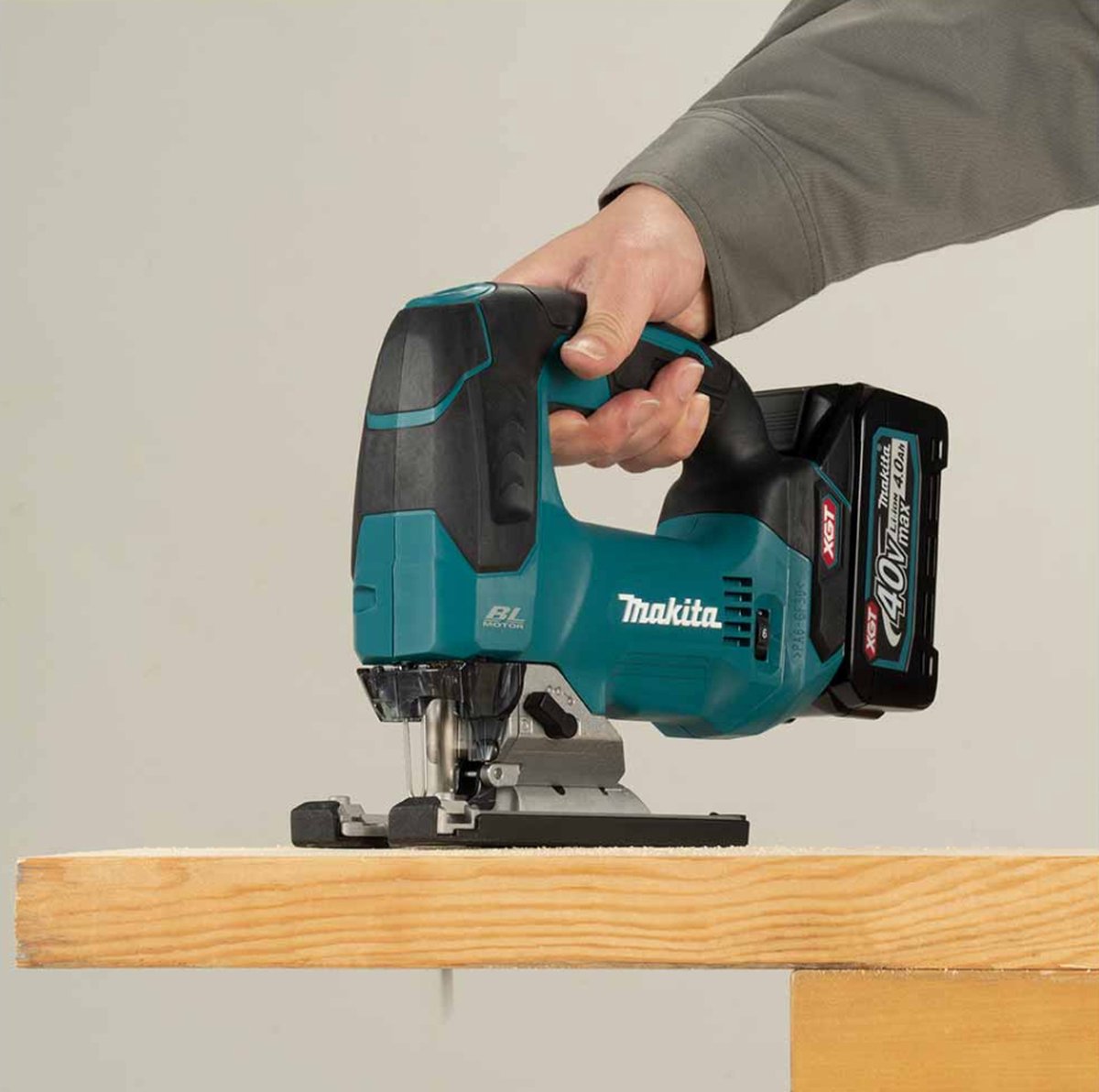 JV002GZ Makita XGT 40V Max Decoupeerzaag D-greep