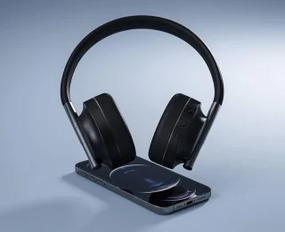 Happy Plugs Play Black