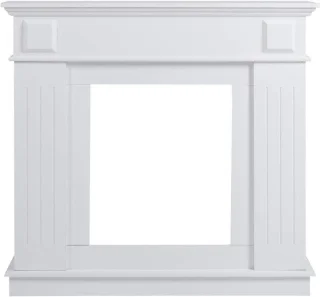 Decoratieve schoorsteenmantel van wit hout in klassieke stijl