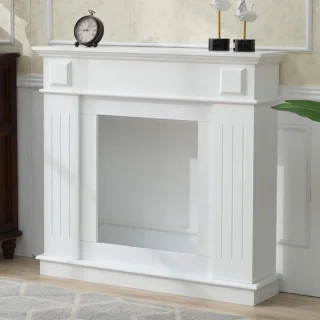 Decoratieve schoorsteenmantel van wit hout in klassieke stijl