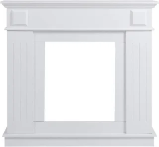 Decoratieve schoorsteenmantel van wit hout in klassieke stijl