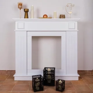 Decoratieve schoorsteenmantel wit houten schouw omranding