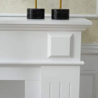Decoratieve schoorsteenmantel wit houten schouw omranding